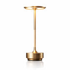uppladdningsbar-led-bordslampa-guld-metall-vit-bakgrund.jpg