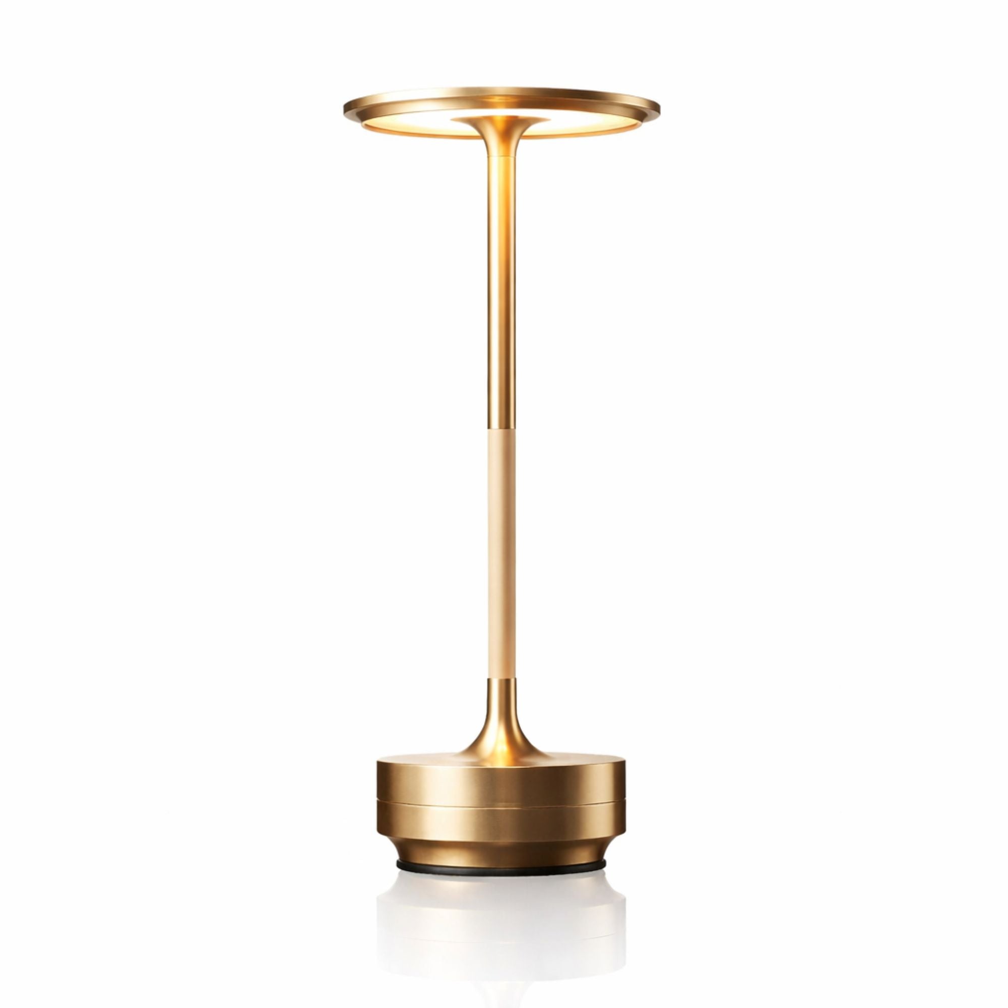 uppladdningsbar-led-bordslampa-guld-metall-vit-bakgrund.jpg