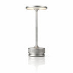 uppladdningsbar-led-bordslampa-metall-metall-vit-bakgrund.jpg