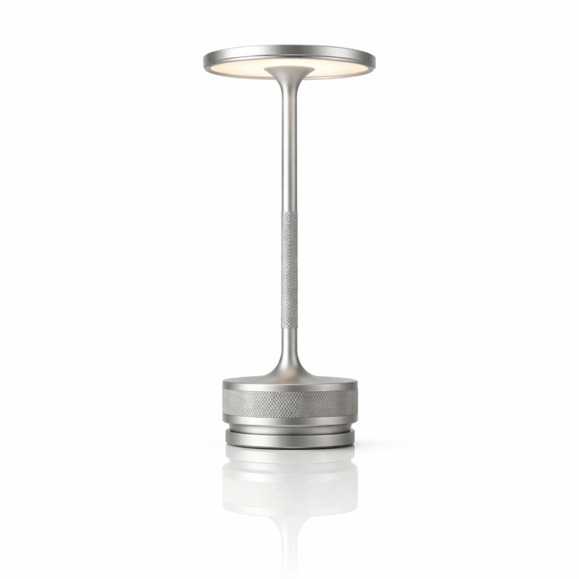 uppladdningsbar-led-bordslampa-metall-metall-vit-bakgrund.jpg