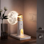 Barn nattlampa med månljusprojektion och varm ambient belysning i stilren lighthouse design, perfekt för mysig atmosfär i barnrum