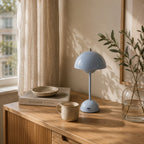 Blå retro bordslampa flowerbud med varm LED-belysning som mysig stämningsbelysning vid fönster