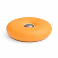 Uppladdningsbar orange portabel LED bordslampa i donut-design med varmvit belysning på vit bakgrund