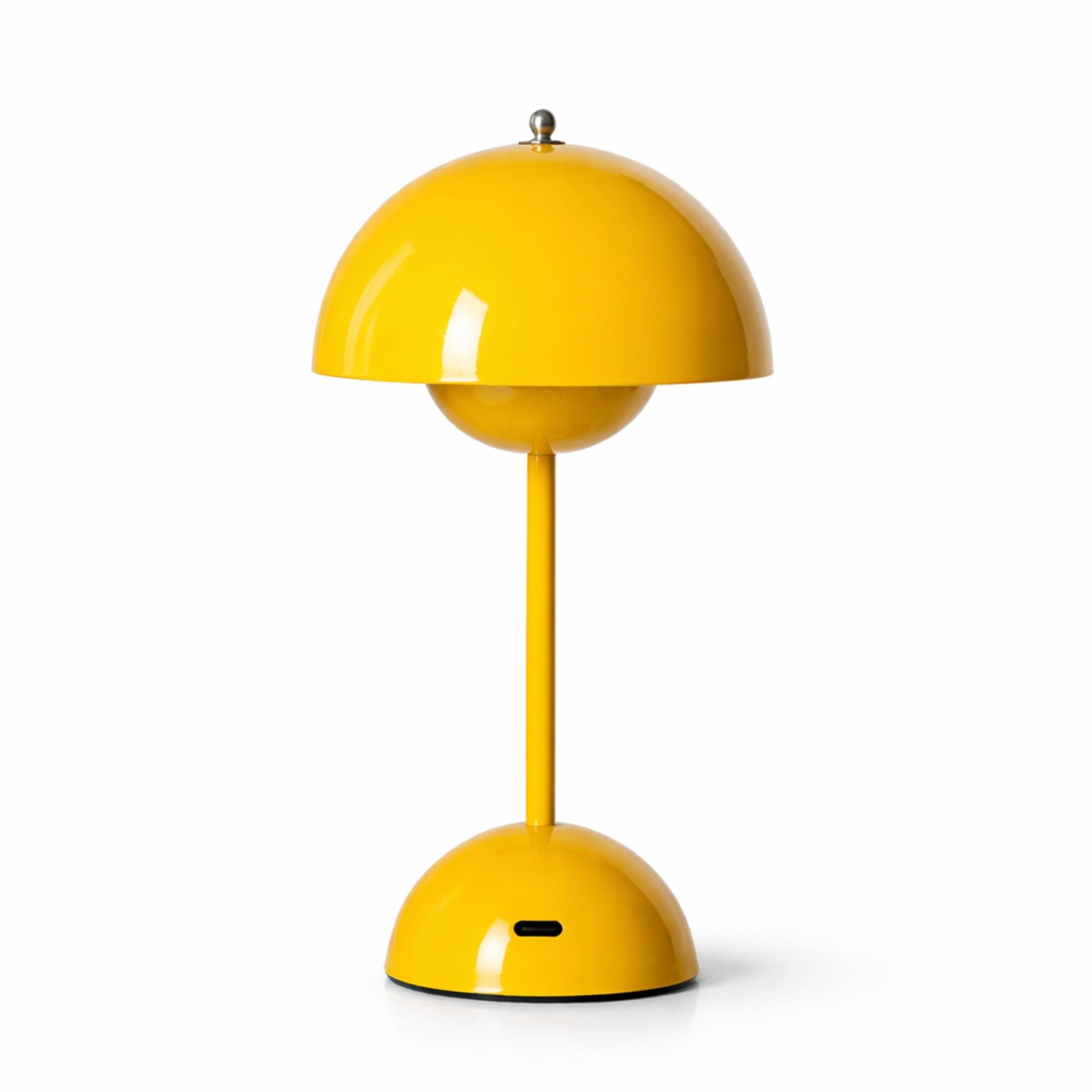 Portabel retro bordslampa i gul metall med LED och tre ljusfärger på vit bakgrund