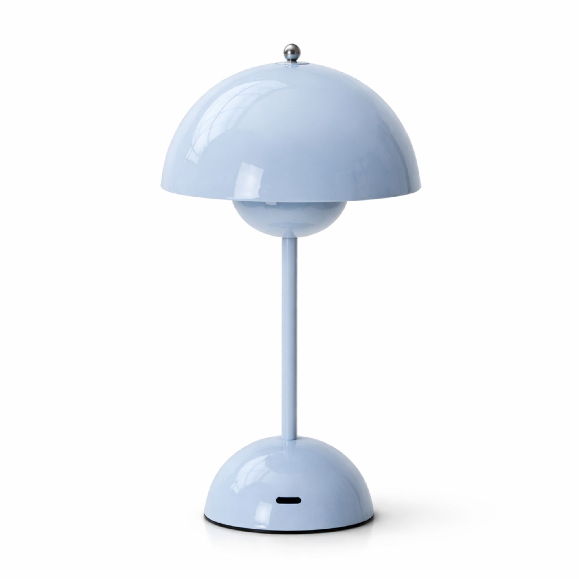 Portabel retro bordslampa i blå metall med LED och tre ljusfärger på vit bakgrund