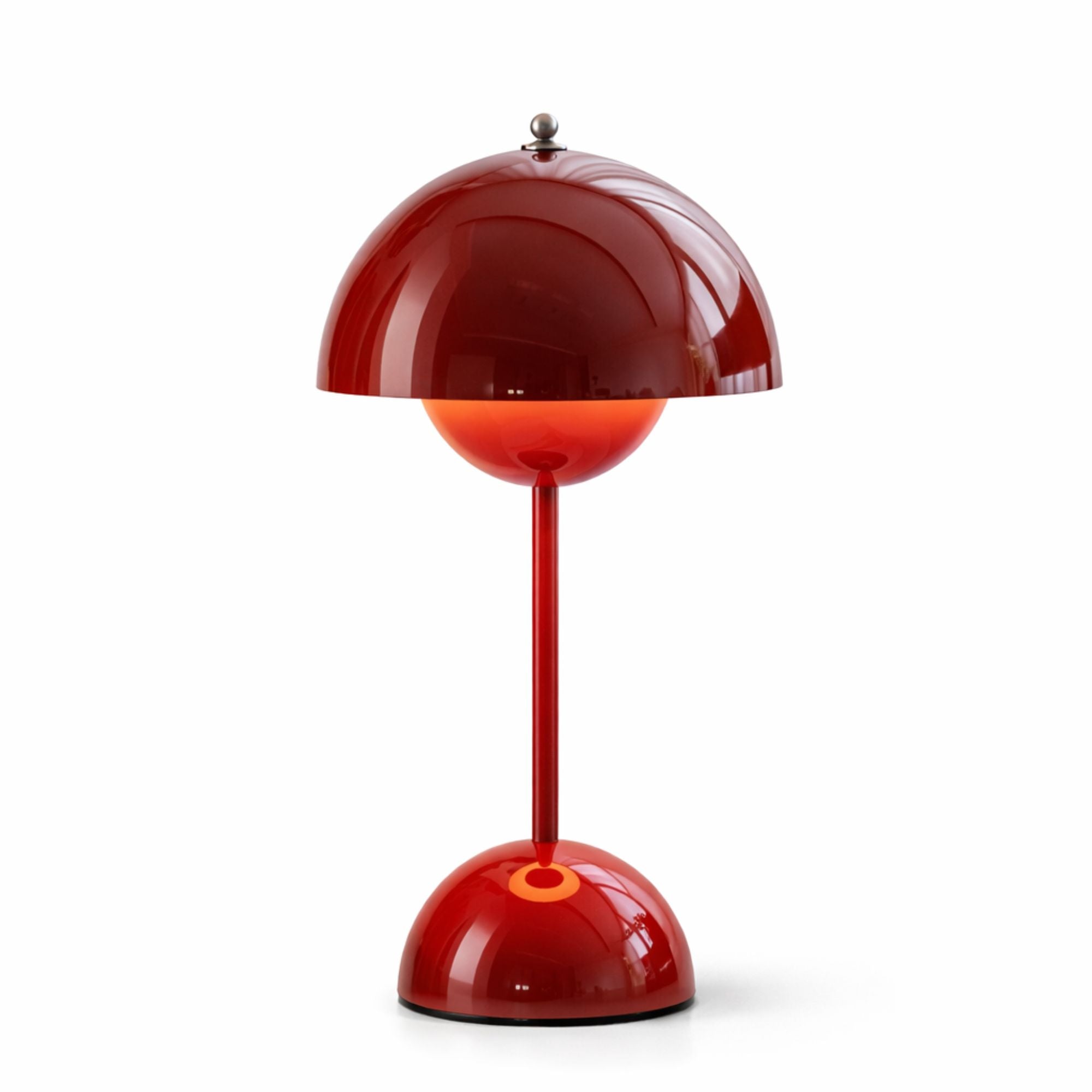 Portabel retro bordslampa i röd metall med LED och tre ljusfärger på vit bakgrund