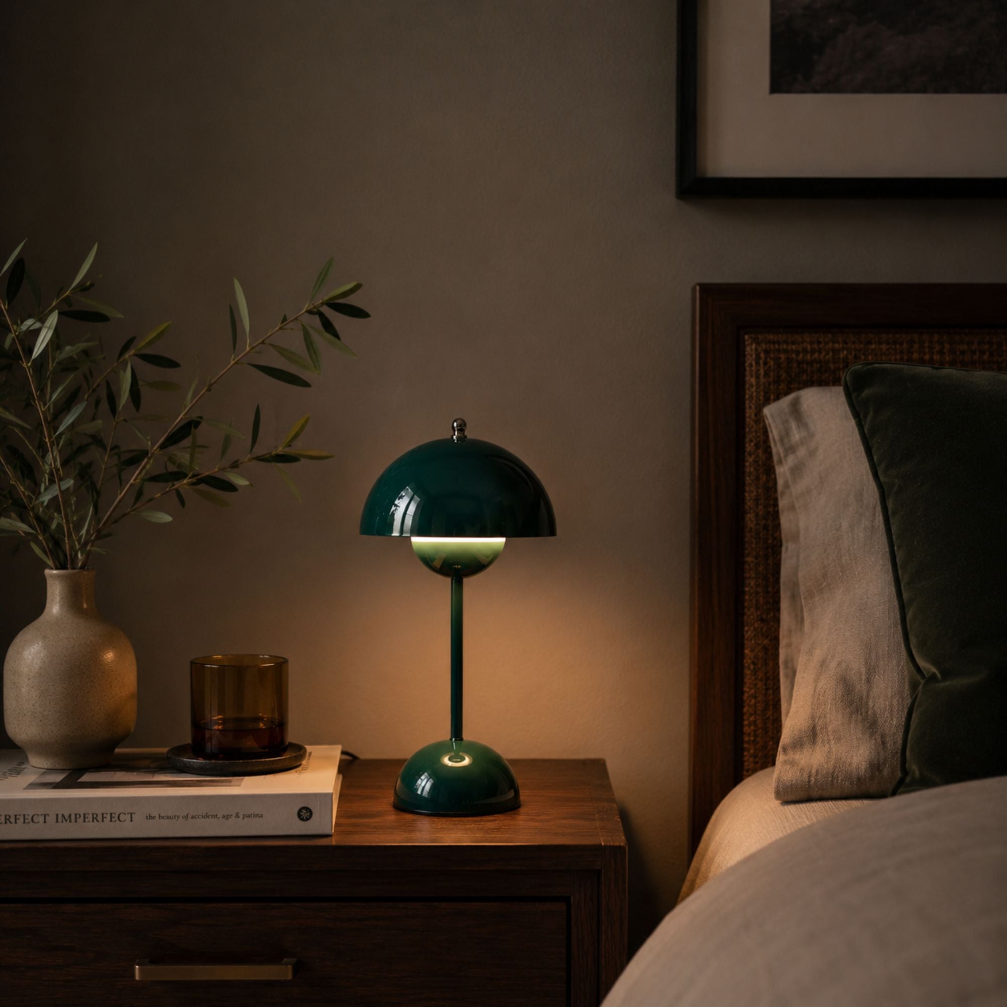 Mörkgrön Flowerbud uppladdningsbar bordslampa i svampdesign på nattduksbord i sovrum med varm belysning, dekorativ vas och bok i skandinavisk inredning.