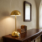 Modern guld bordslampa i svampdesign LED uppladdningsbar placerad på konsolbord i stilren miljö