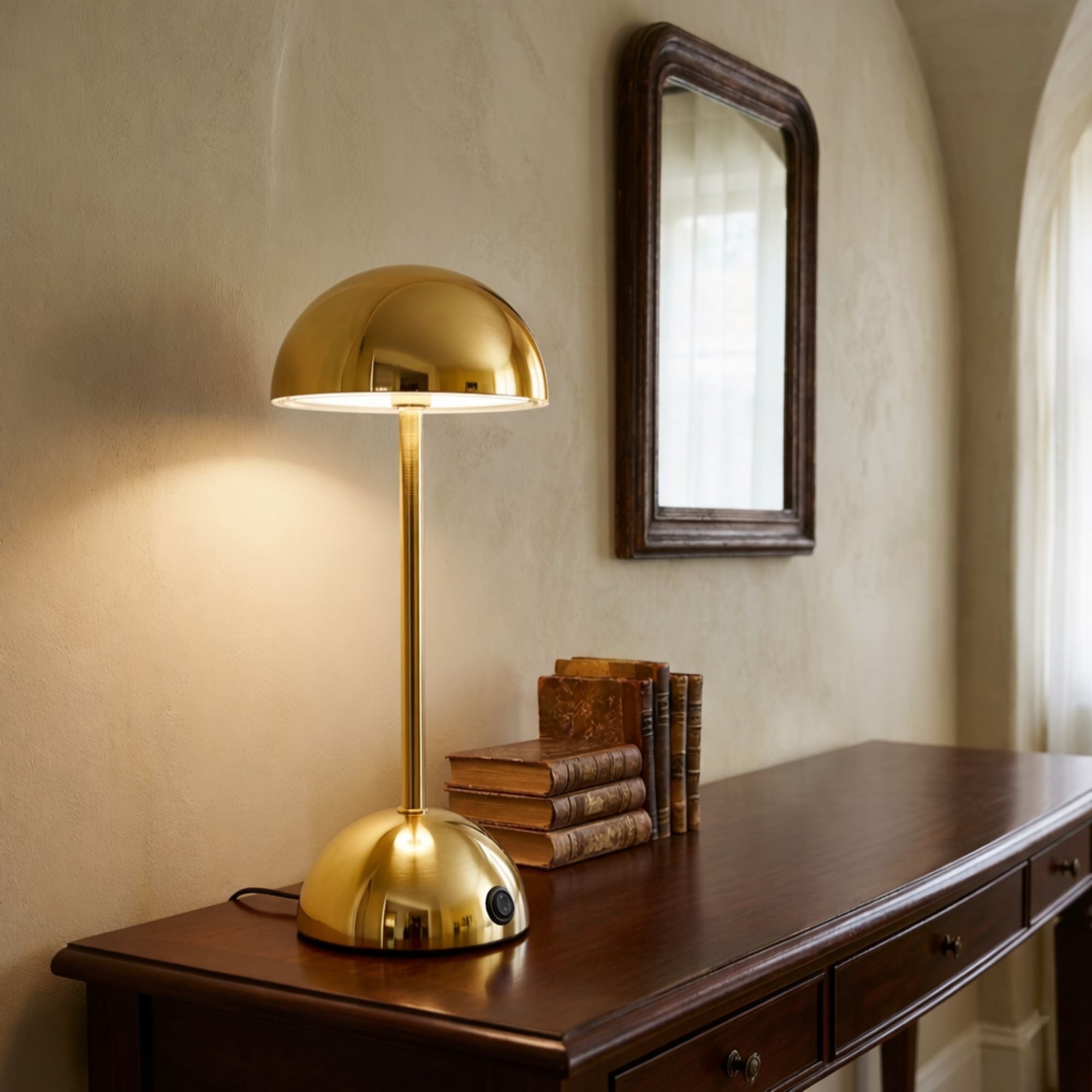 Modern guld bordslampa i svampdesign LED uppladdningsbar placerad på konsolbord i stilren miljö