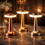 Portabla bordslampor i guld, silver och roséguld med uppladdningsbar LED, presenterade i en lyxig miljö med varm och stämningsfull belysning