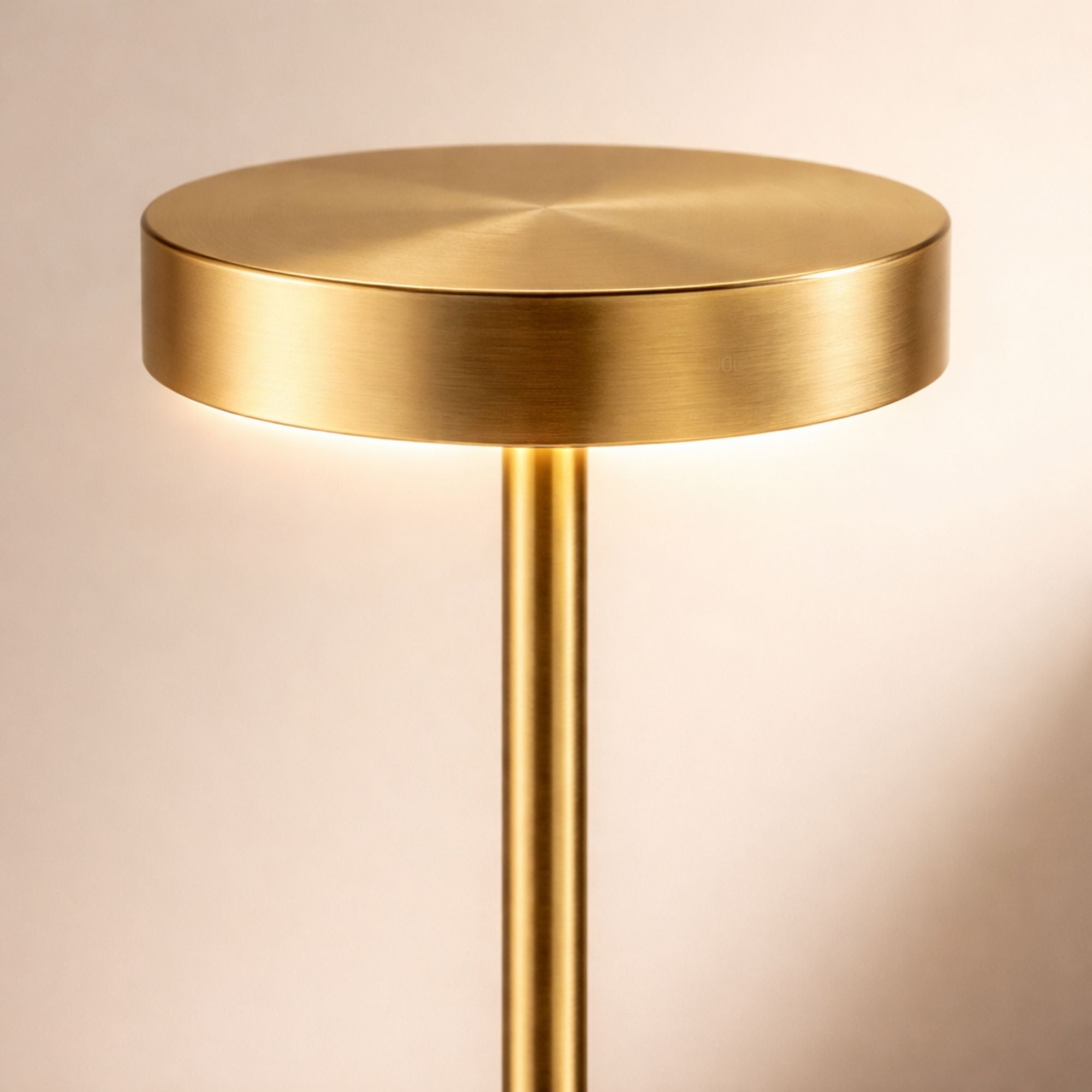 Bordslampa LED i guldfärgad metall med dimbar touchkontroll och modern design