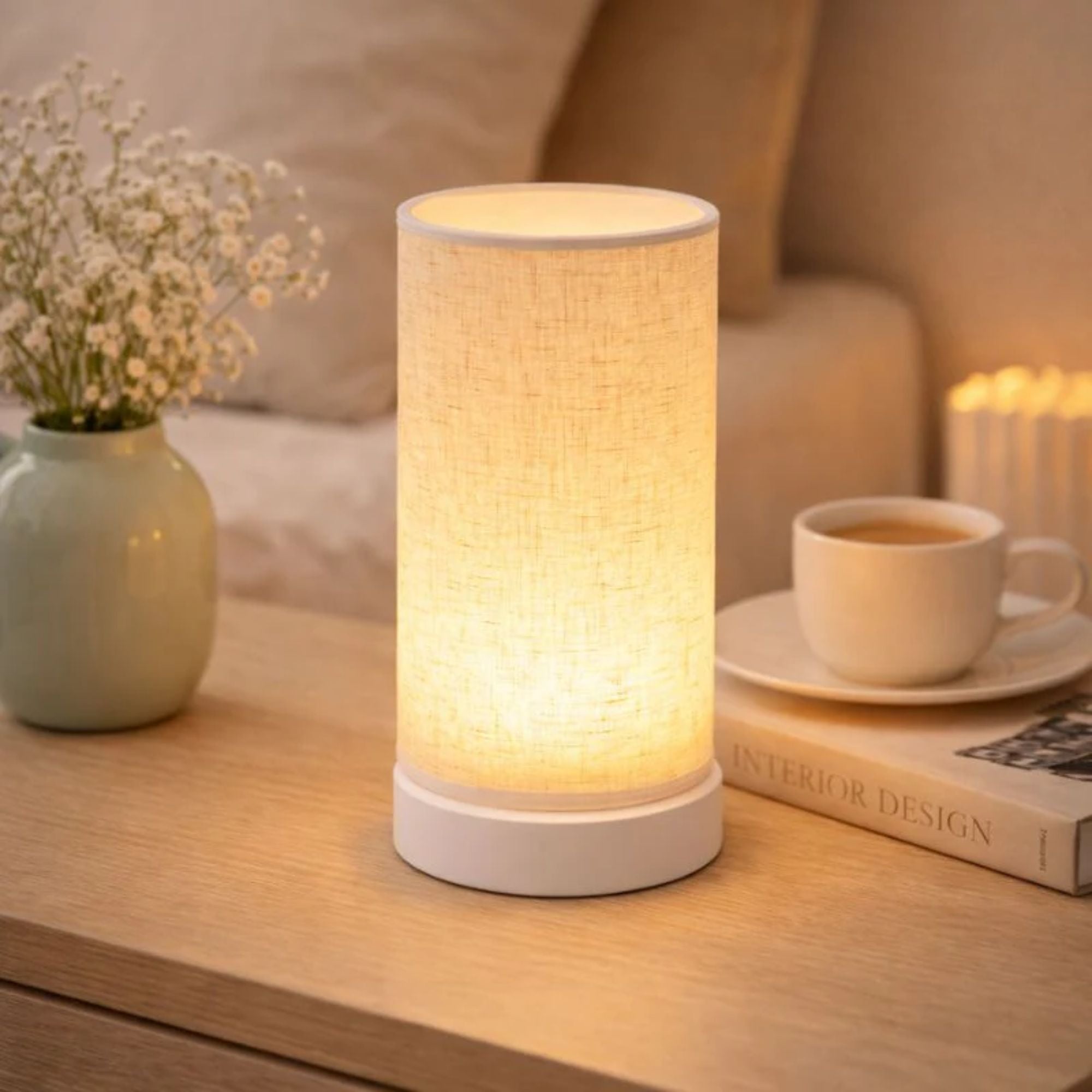 Bordslampa med varm LED-belysning placerad på sängbord som skapar mysig atmosfär i vardagsrum.