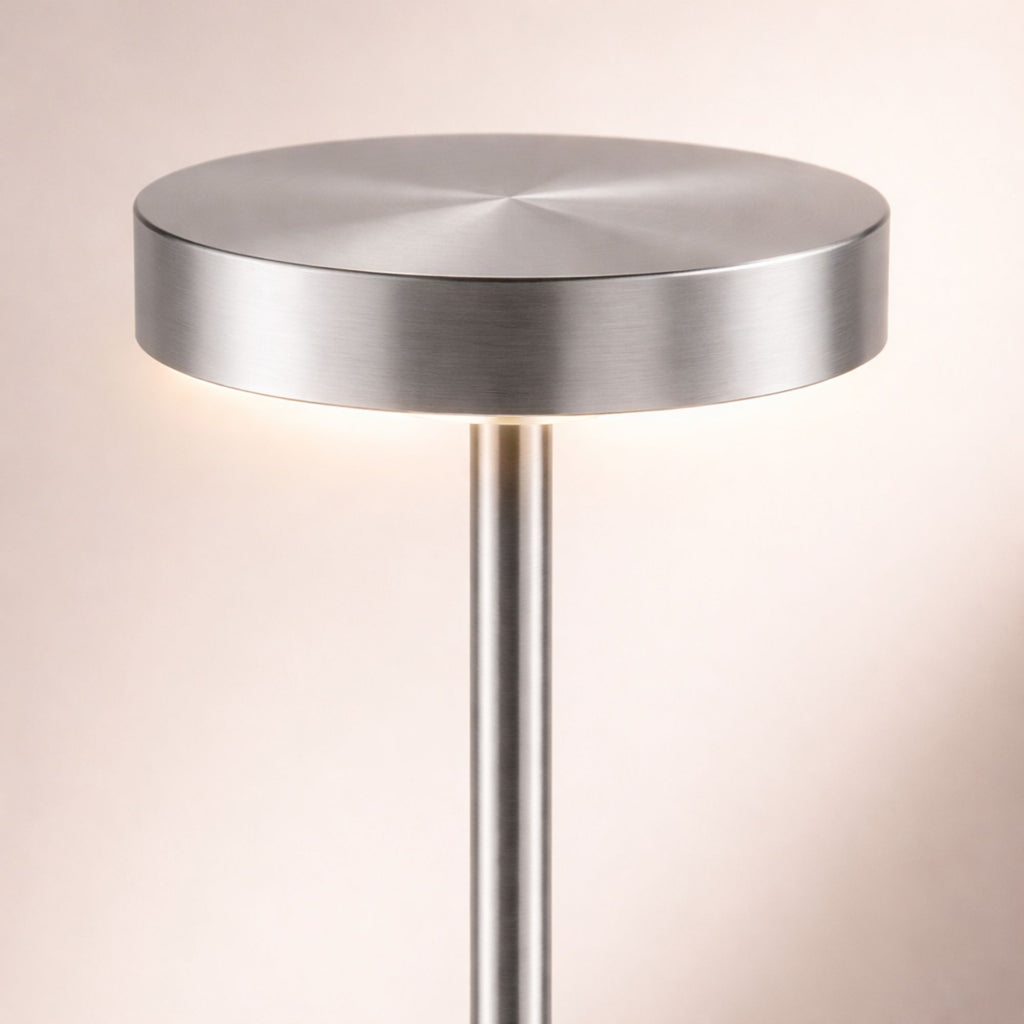 Bordslampa LED i silverfärgad metall med dimbar touchkontroll och modern design