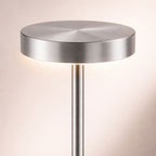 Bordslampa LED i silverfärgad metall med dimbar touchkontroll och modern design