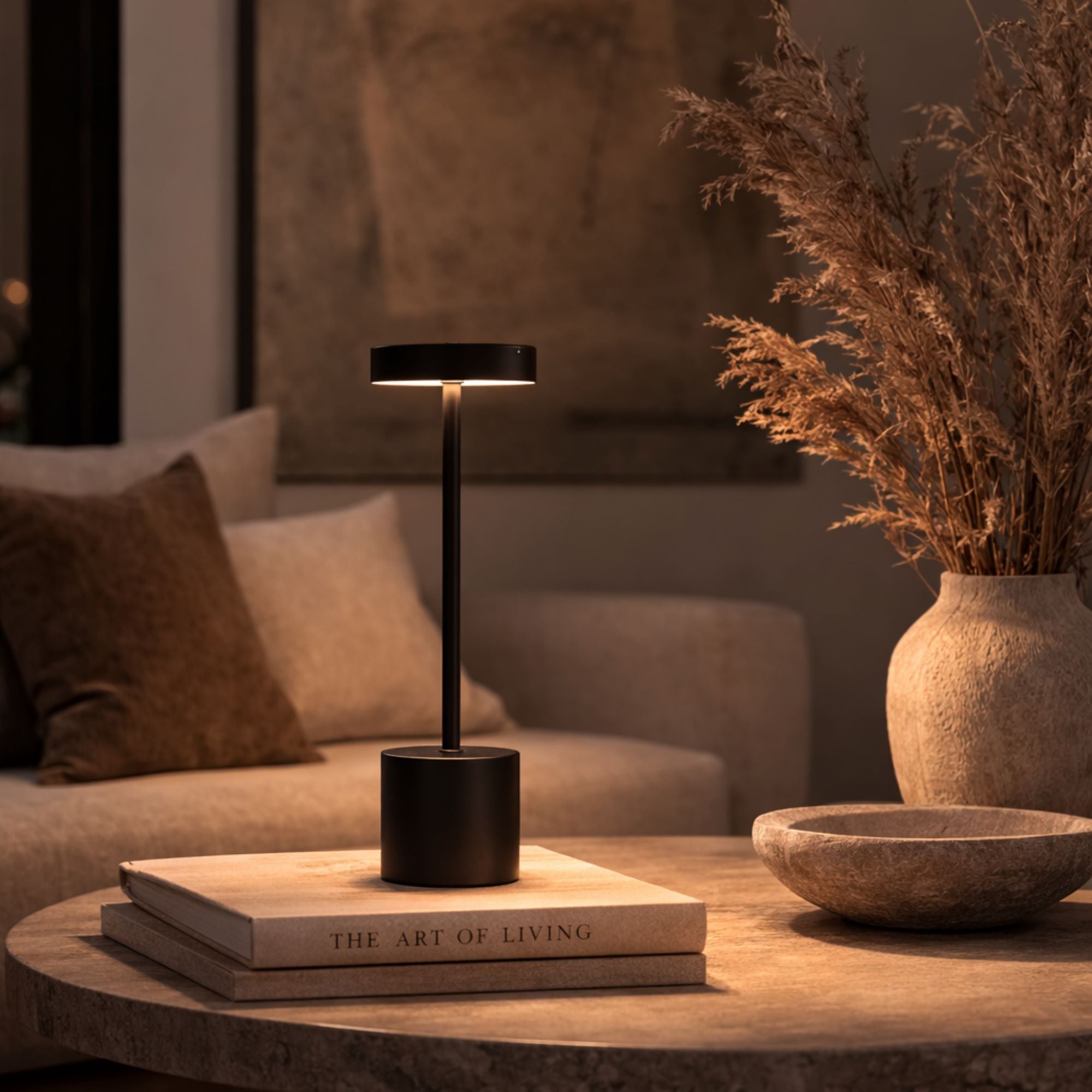 Bordslampa LED i svart metall på sidobord som ger varm stämningsbelysning i vardagsrum nära soffa
