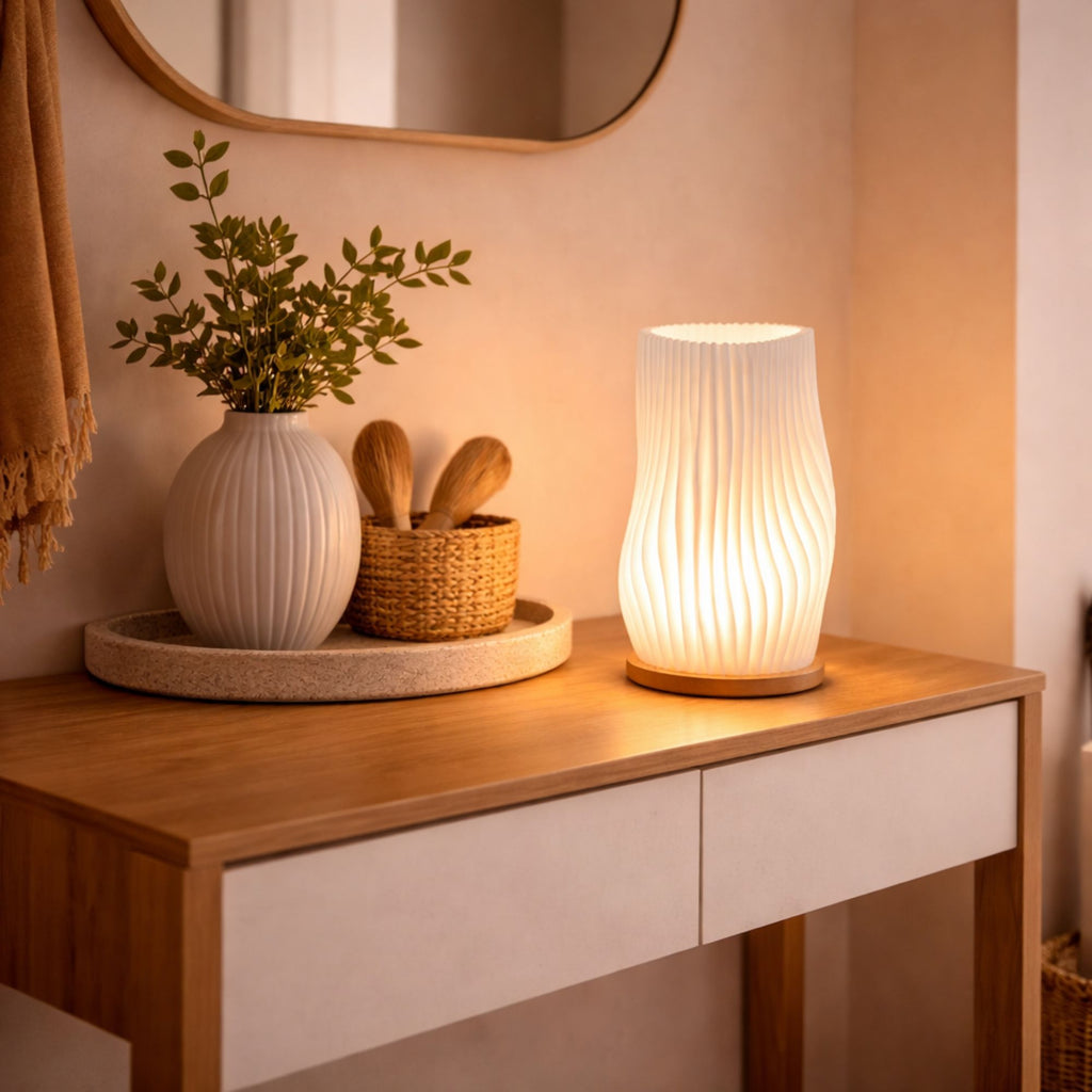 bordslampa med vågig design och varm LED-belysning placerad i modern skandinavisk hall som skapar ett mjukt och välkomnande ljus