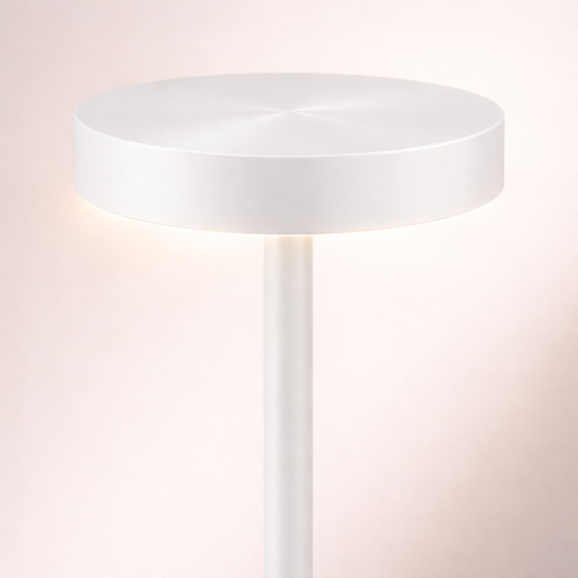 Bordslampa LED i vitfärgad metall med dimbar touchkontroll och modern design
