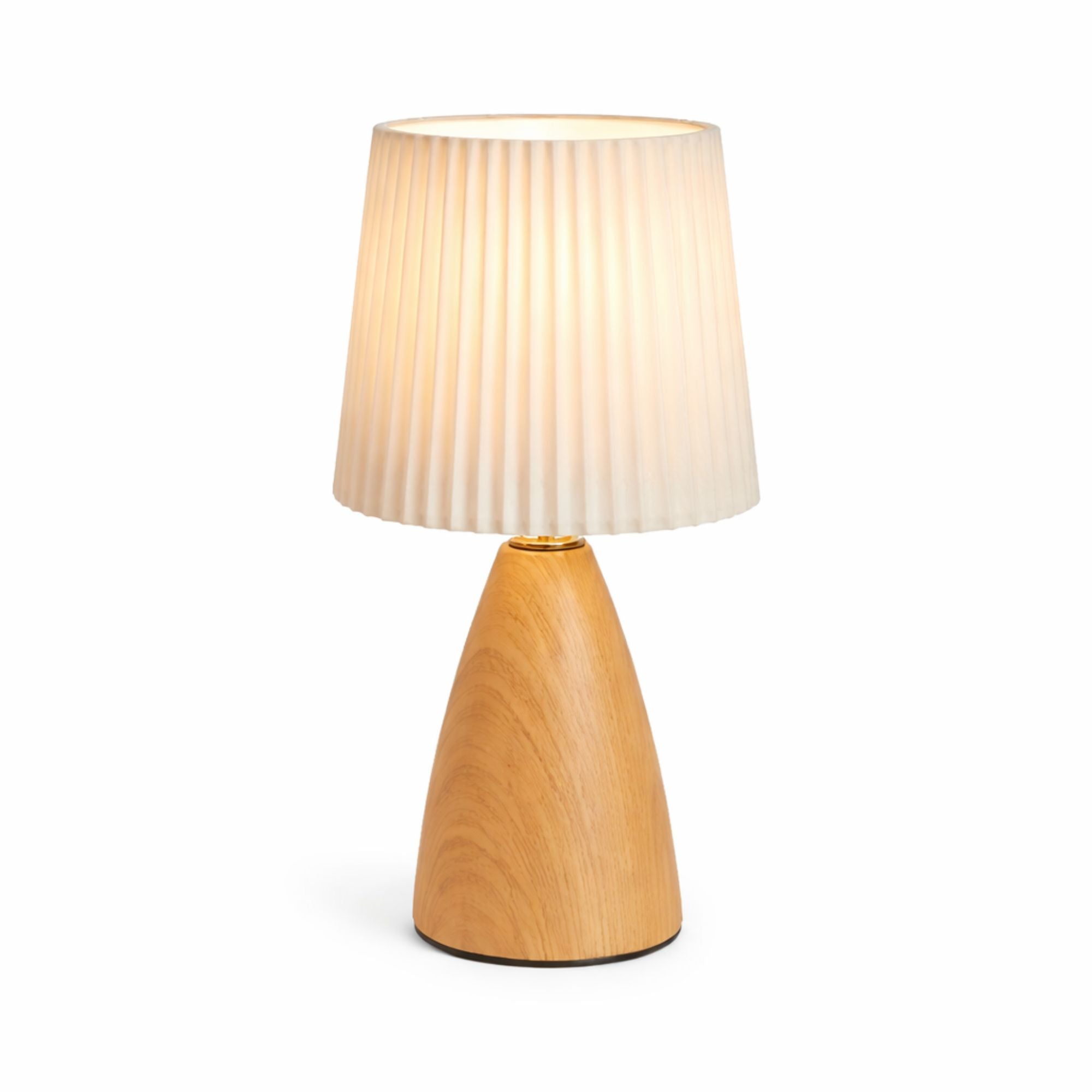 bordslampa i ljust trä med veckad tygskärm i modern design på vit bakgrund