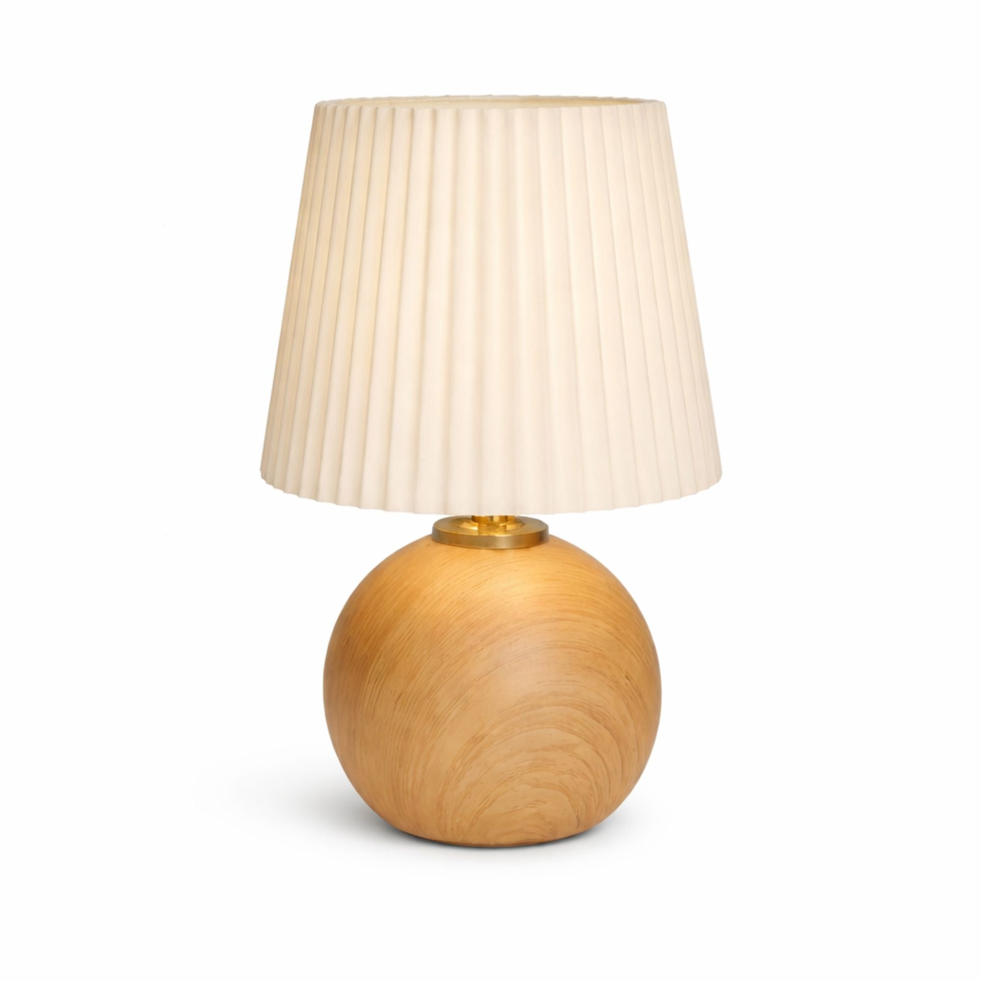 Bordslampa med ljus träfot och plisserad lampskärm i modern design på vit bakgrund.