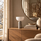 Dekorativ bordslampa KINZO i grå marmor på träsideboard.