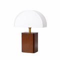 Bordslampa i modern nordisk design med helt vit skärm, träfot och gulddetalj perfekt för sängbord eller vardagsrum