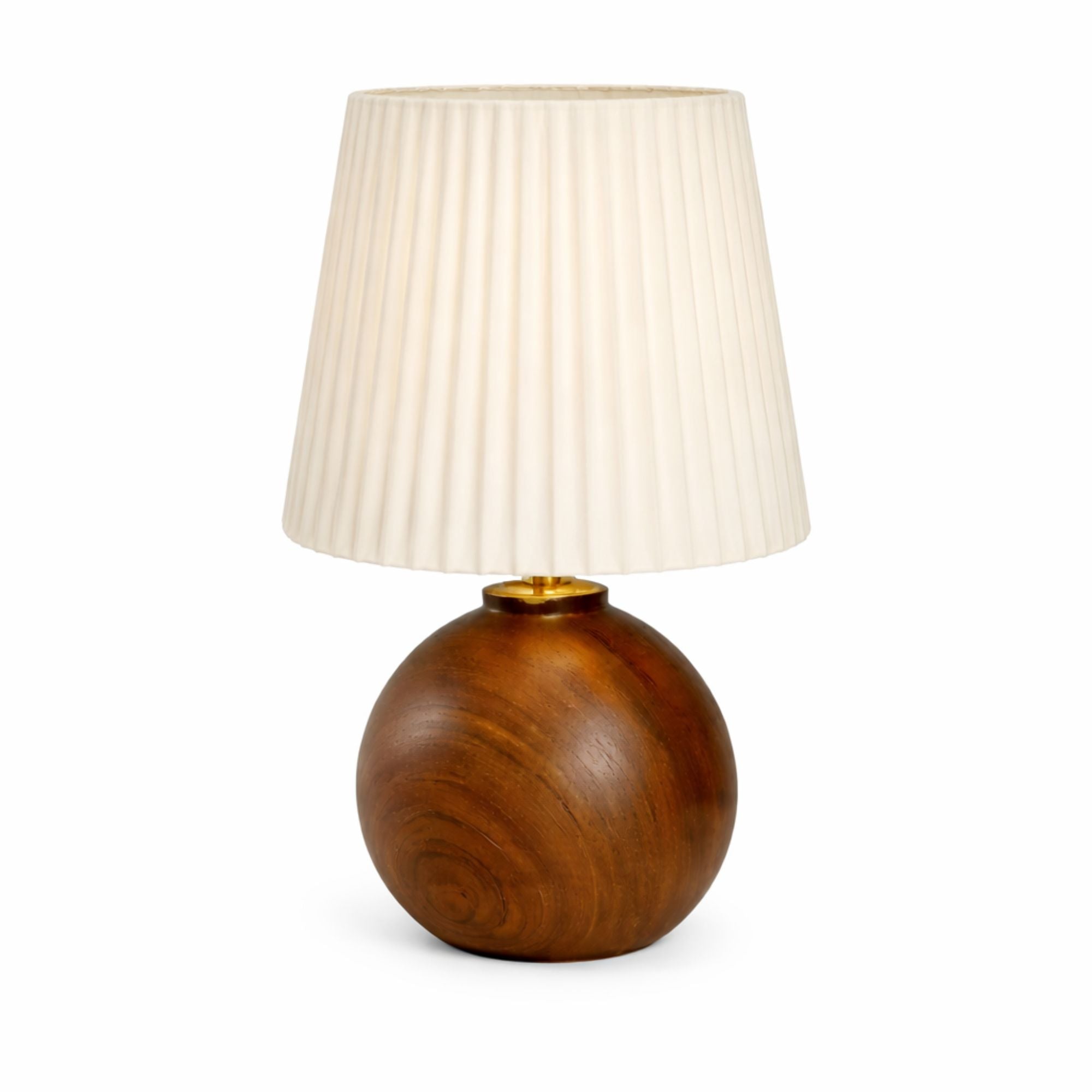 Bordslampa med mörk träfot och plisserad lampskärm i modern design på vit bakgrund.
