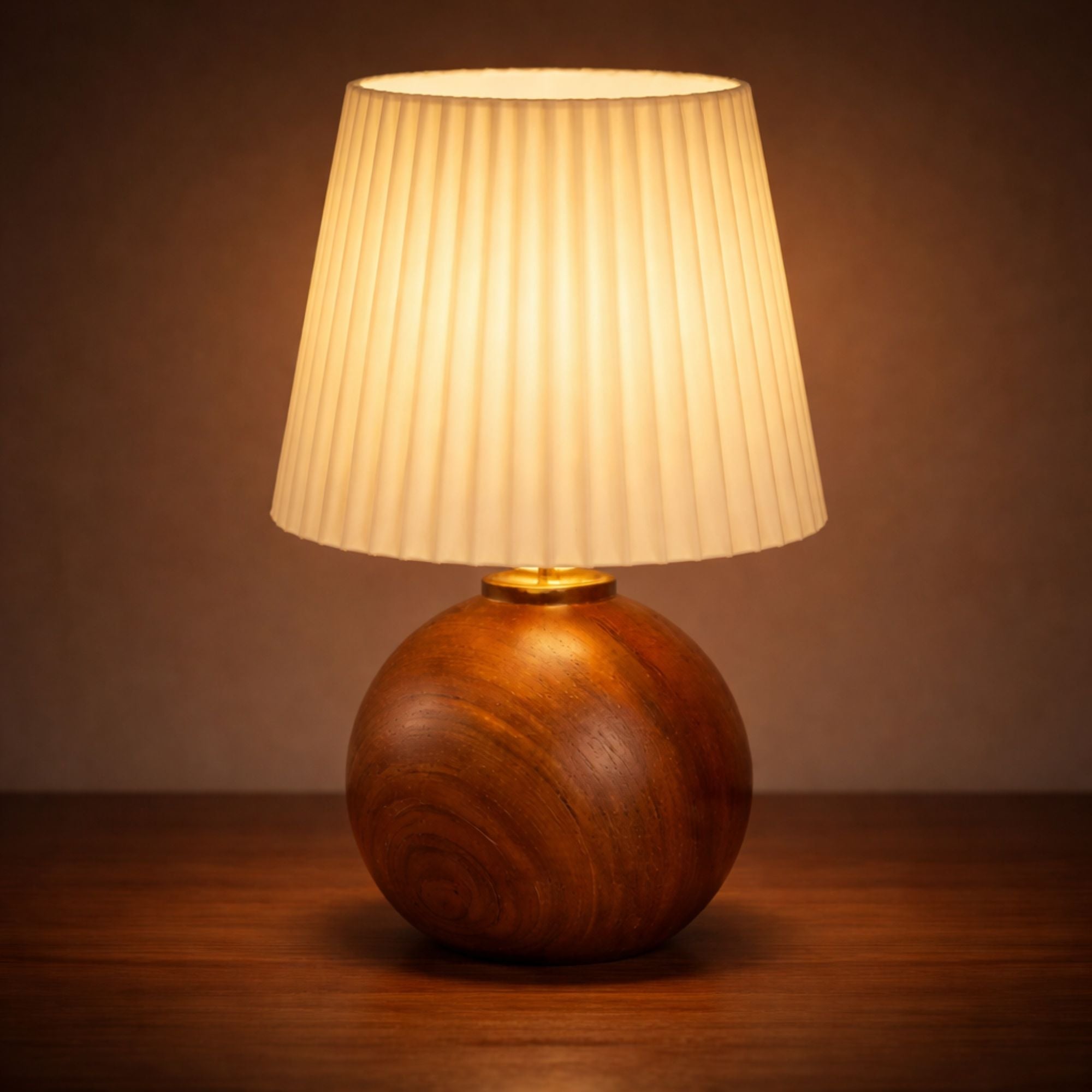 Bordslampa i mörk trä med plisserad lampskärm som ger varm och mysig LED-belysning.