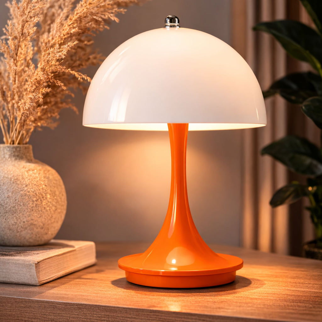Portabel orange LED bordslampa i svampdesign på träbord i modern interiör