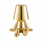 Uppladdningsbar bordslampa Buddy i guld med avslappnad sittande design.