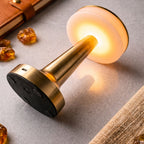 Bordslampa i guld med uppladdningsbar LED och varmvit belysning, lyxig close-up som visar material och mjukt ljus i modern design