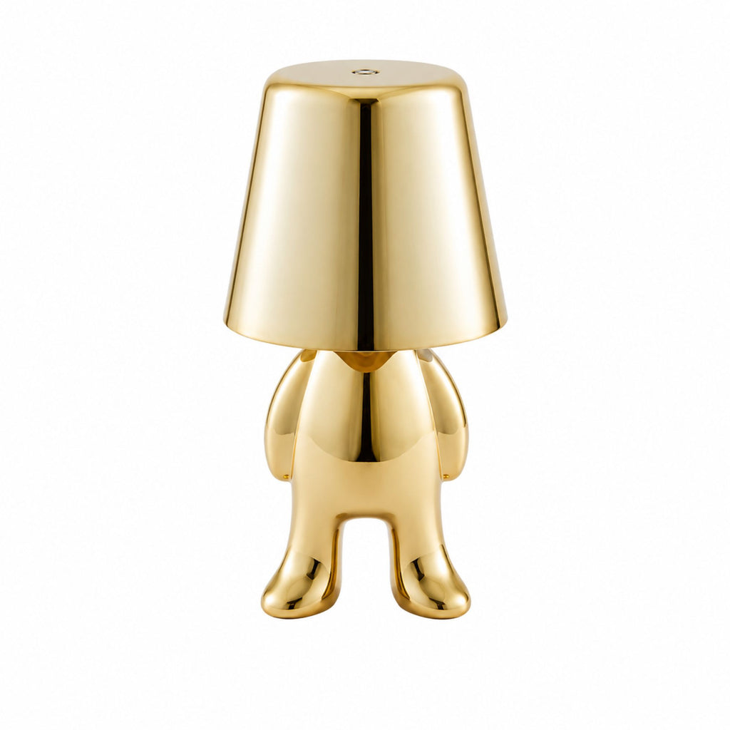 Uppladdningsbar bordslampa Buddy i guld med stående skulptural design.