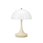 Beige portabel LED bordslampa i svampdesign med vit skärm på vit bakgrund