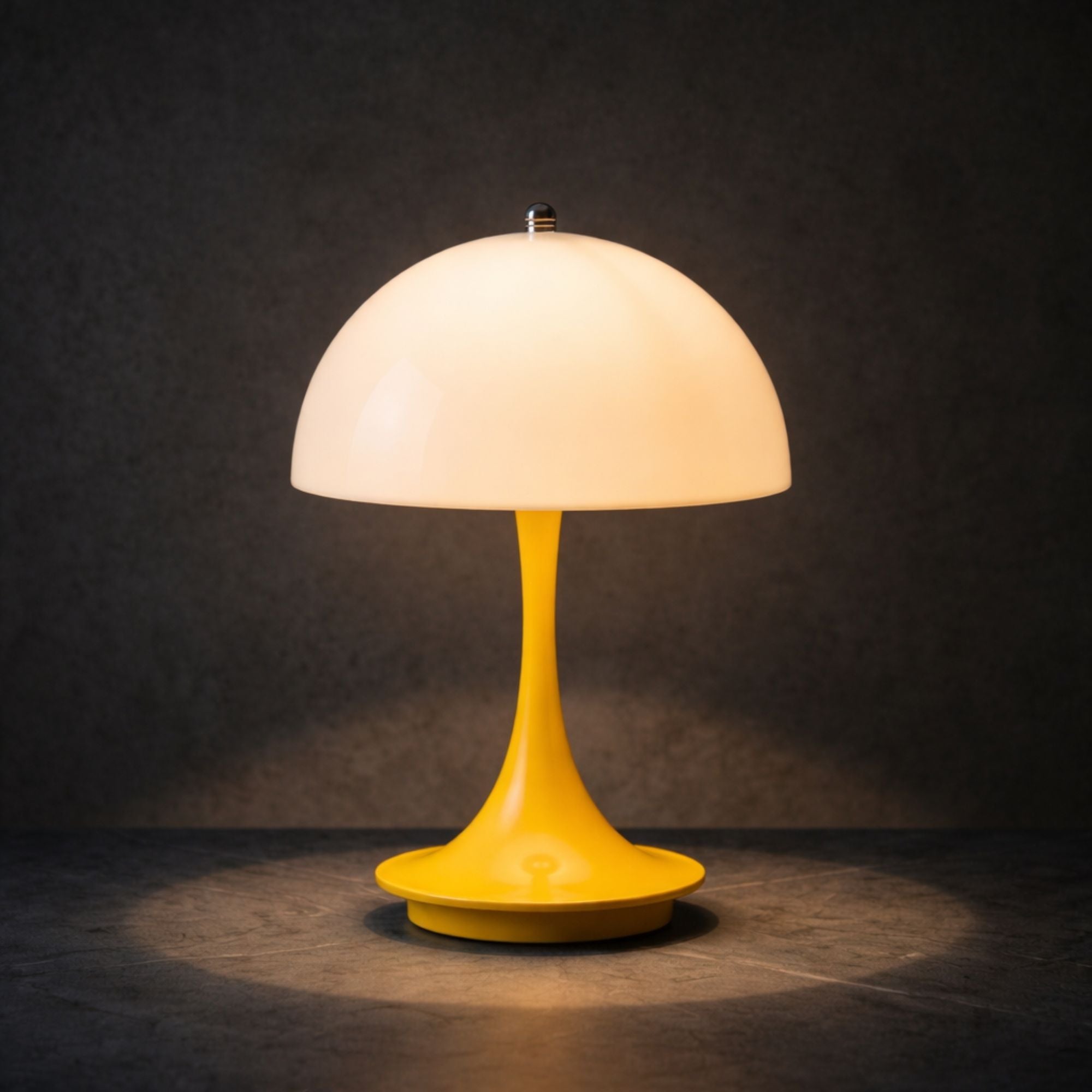 Portabel gul LED bordslampa i svampdesign som lyser med varm belysning mot mörk bakgrund