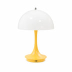 Gul portabel LED bordslampa i svampdesign med vit skärm på vit bakgrund