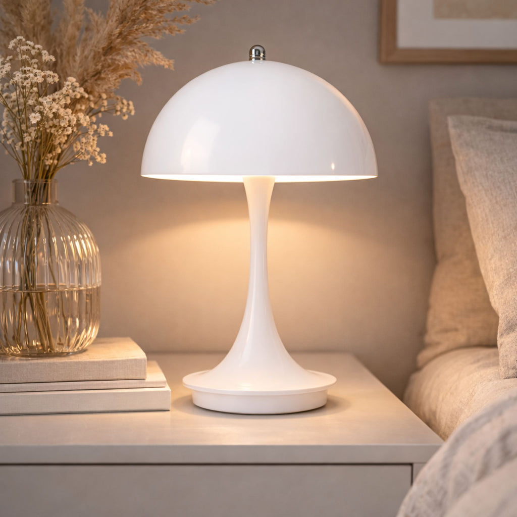 Portabel orange vit bordslampa i svampdesign på träbord i modern interiör