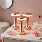 Bordslampa i roséguld med uppladdningsbar LED i set om tre, placerade på marmorbord i lyxig och modern inredning