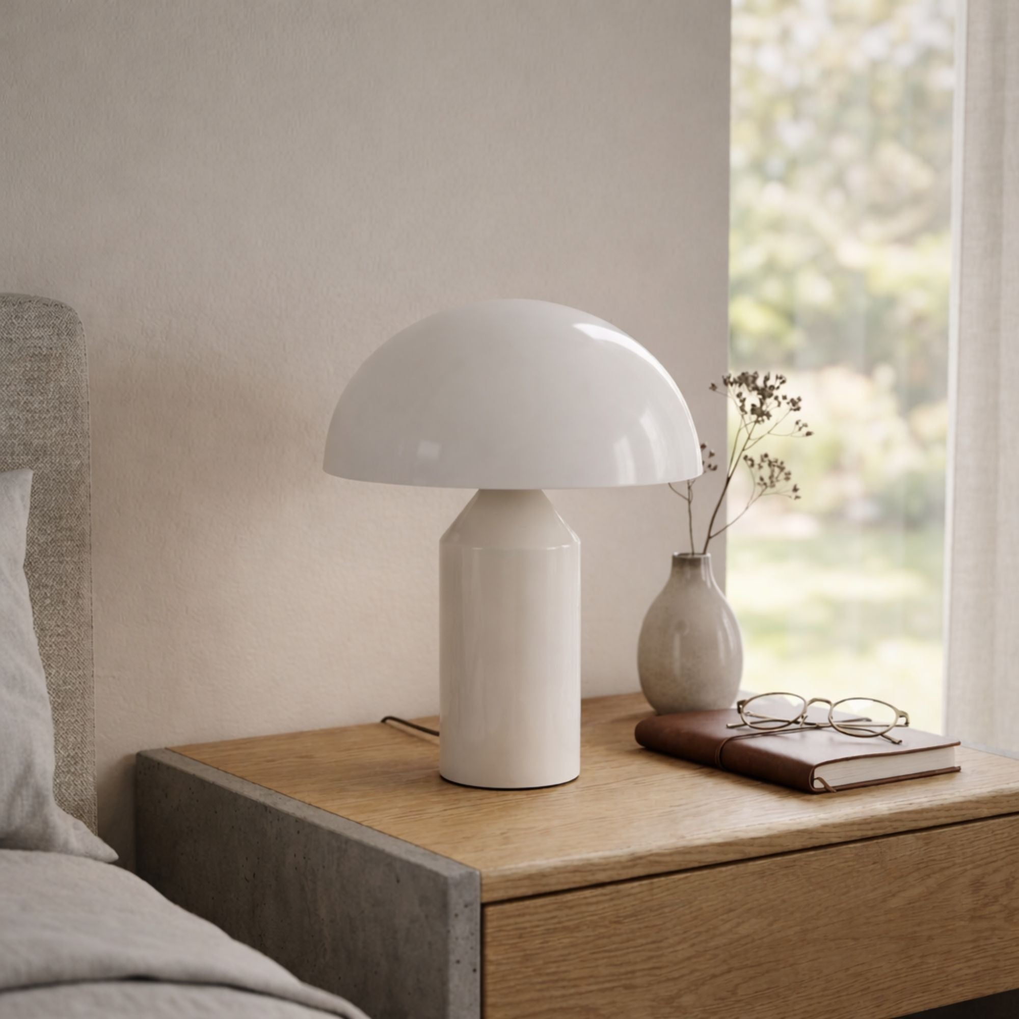 Portabel vit bordslampa i modern design placerad på sängbord – perfekt som trådlös stämningsbelysning i sovrum