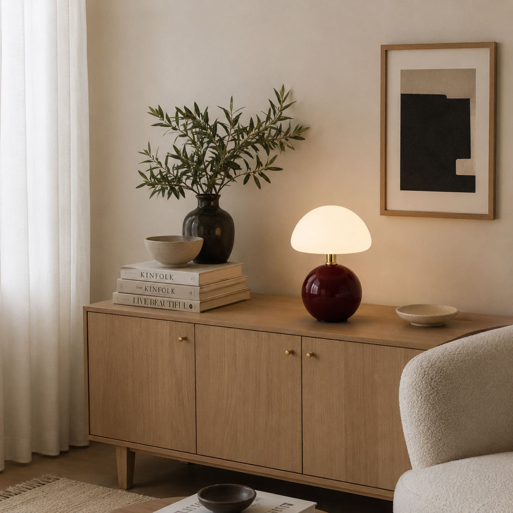 Vinröd svampformad bordslampa med opalglas och elegant rund bas.