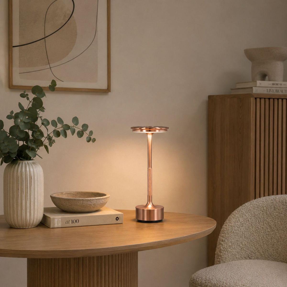 Rose guld bordslampa i varm och modern interiör