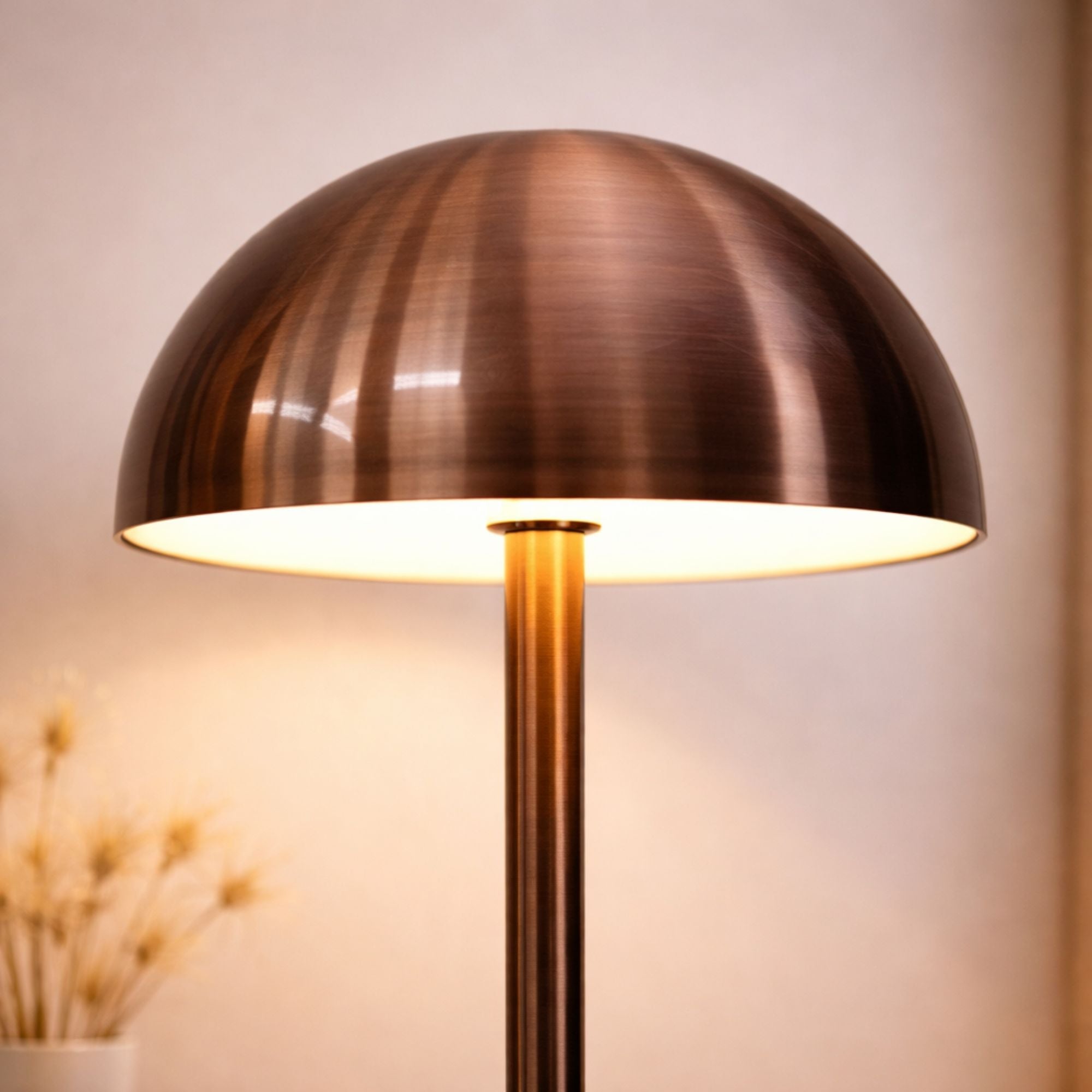Detaljbild av roséguld bordslampa i svampdesign med LED ljus och stilren metallfinish