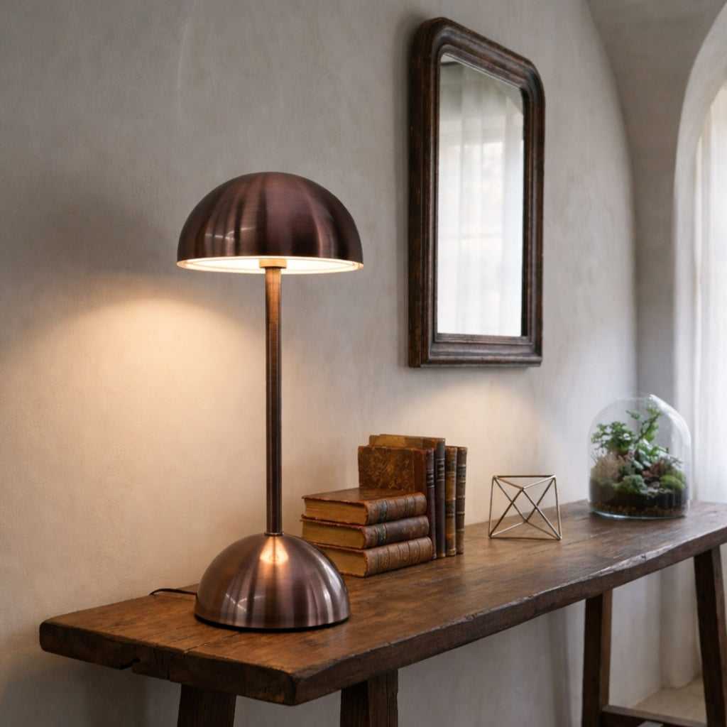 Modern roséguld bordslampa i svampdesign LED uppladdningsbar placerad på konsolbord i stilren miljö