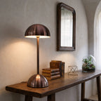 Modern roséguld bordslampa i svampdesign LED uppladdningsbar placerad på konsolbord i stilren miljö