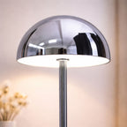 Detaljbild av silver bordslampa i svampdesign med LED ljus och stilren metallfinish