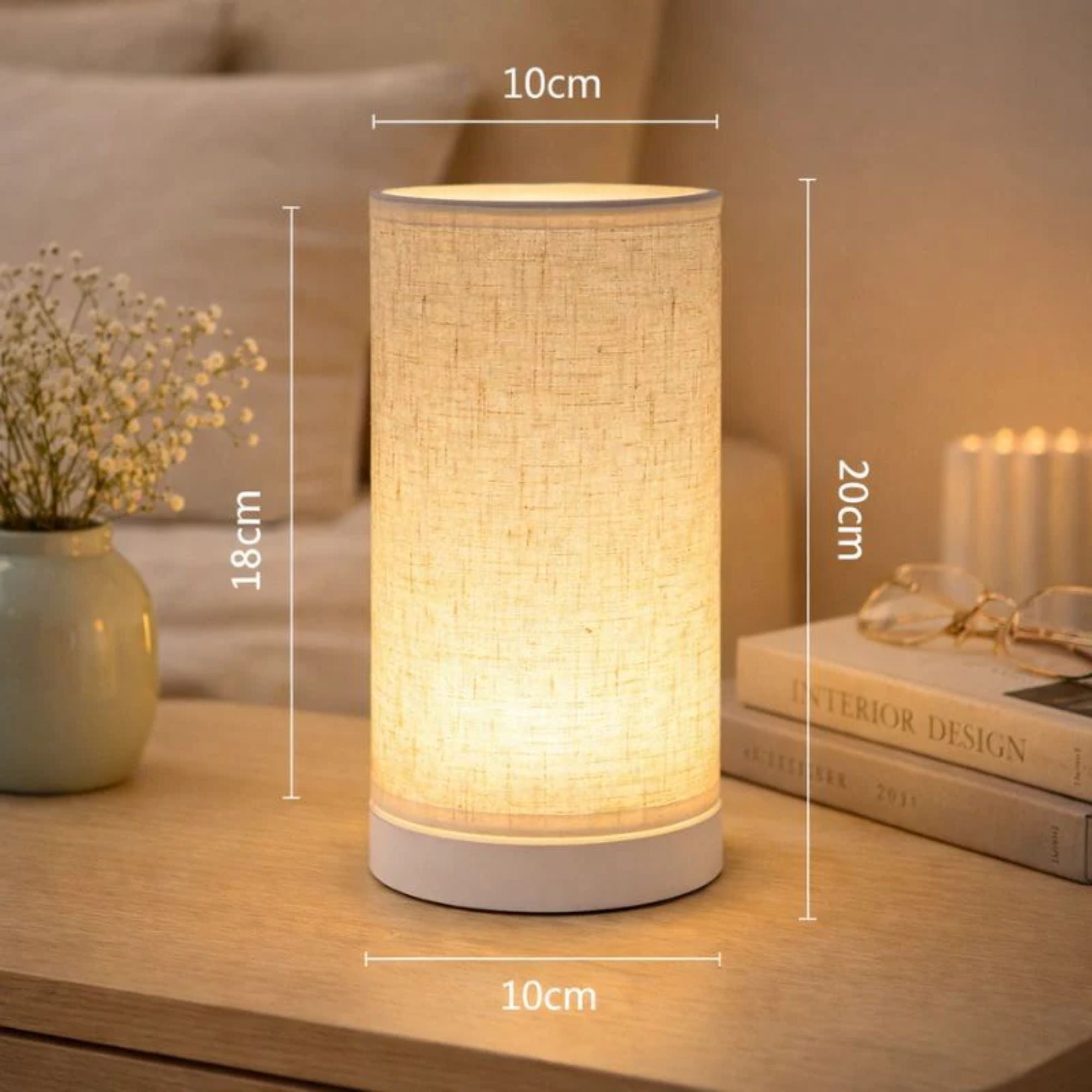 Bordslampa med mått 20 cm höjd och 10 cm diameter som visar storlek och proportion i hemmiljö.