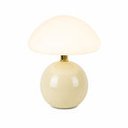 Beige svampformad bordslampa med opalglas och blank vit bas.