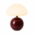 Mörkröd svampformad bordslampa med opalglas och blank vit bas.