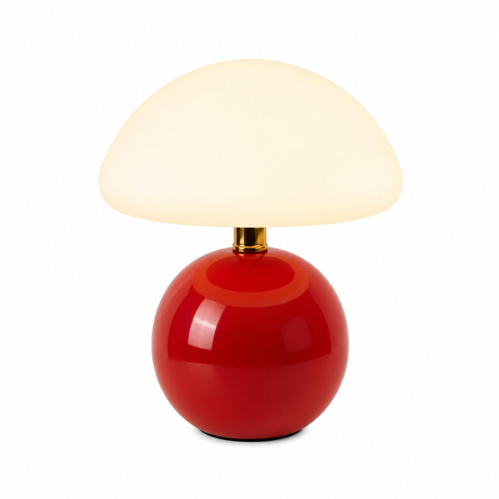 Röd svampformad bordslampa med opalglas och blank vit bas.