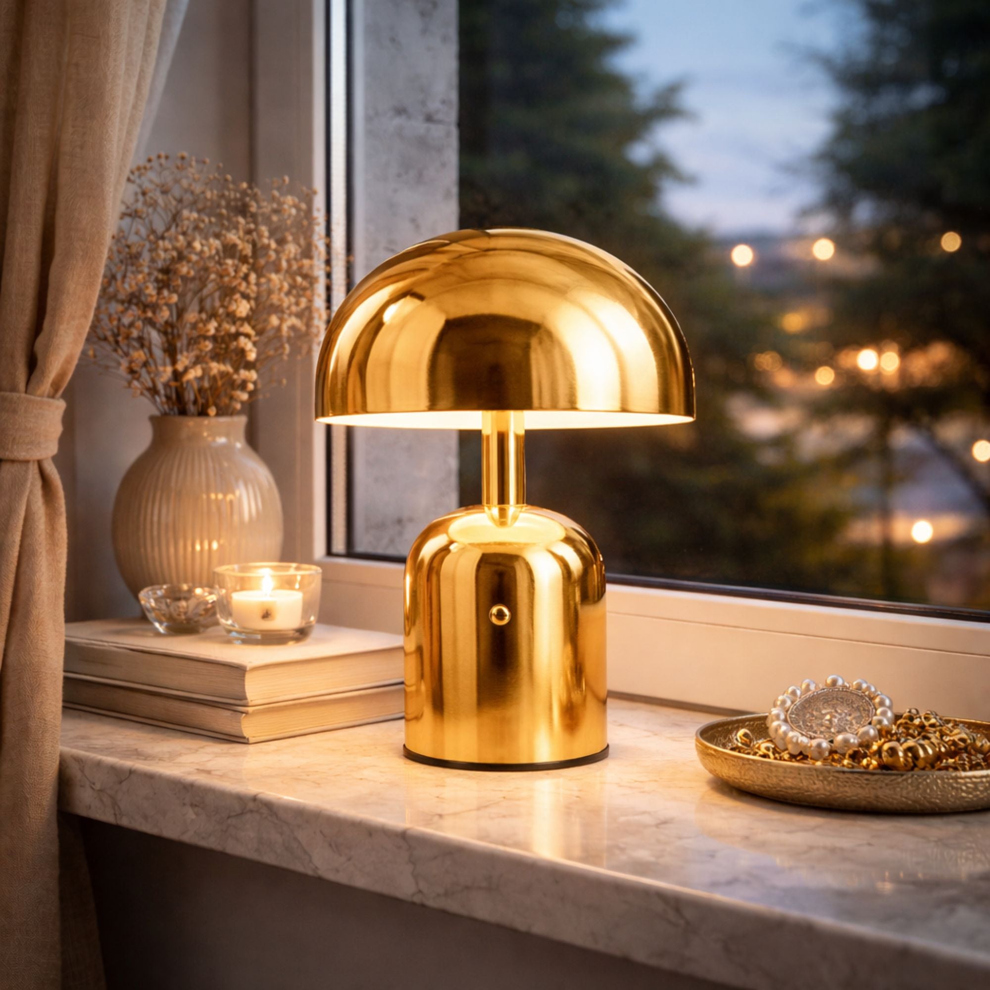 Portabel svamplampa i guld LED bordslampa vid fönster på kvällen med varm stämningsbelysning och elegant inredning