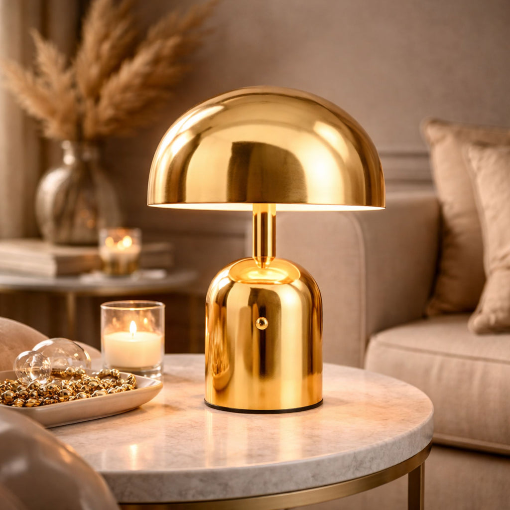 Portabel svamplampa i guld LED bordslampa på soffbord i vardagsrum med varm stämningsbelysning och elegant inredning