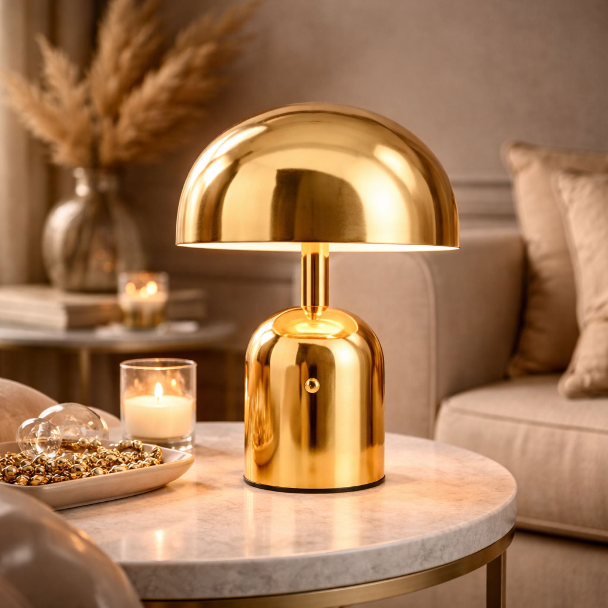 Portabel svamplampa i guld LED bordslampa på soffbord i vardagsrum med varm stämningsbelysning och elegant inredning